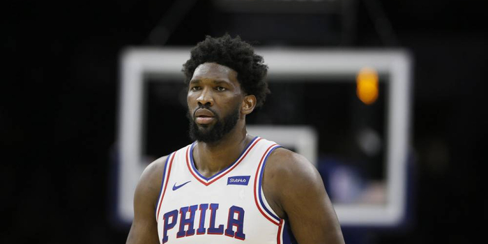  恩比德45分统治内线，76人终结绿军主场不败金身  