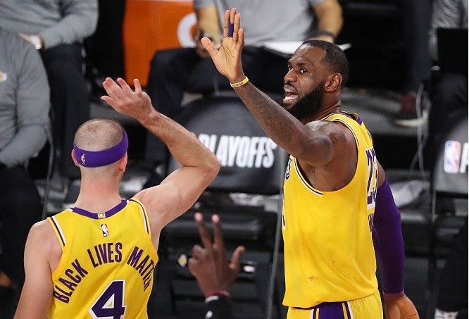  詹姆斯率湖人逆转勇士，关键三分锁定胜局