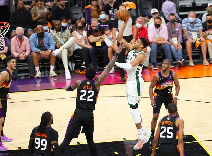  字母哥空砍40分，雄鹿加时惜败76人  